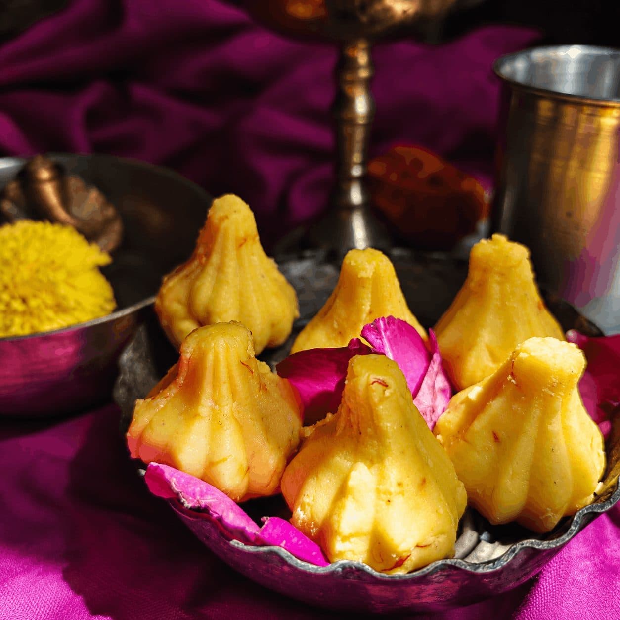 Kesar Elaichi Modak / केसर इलायची मोदक